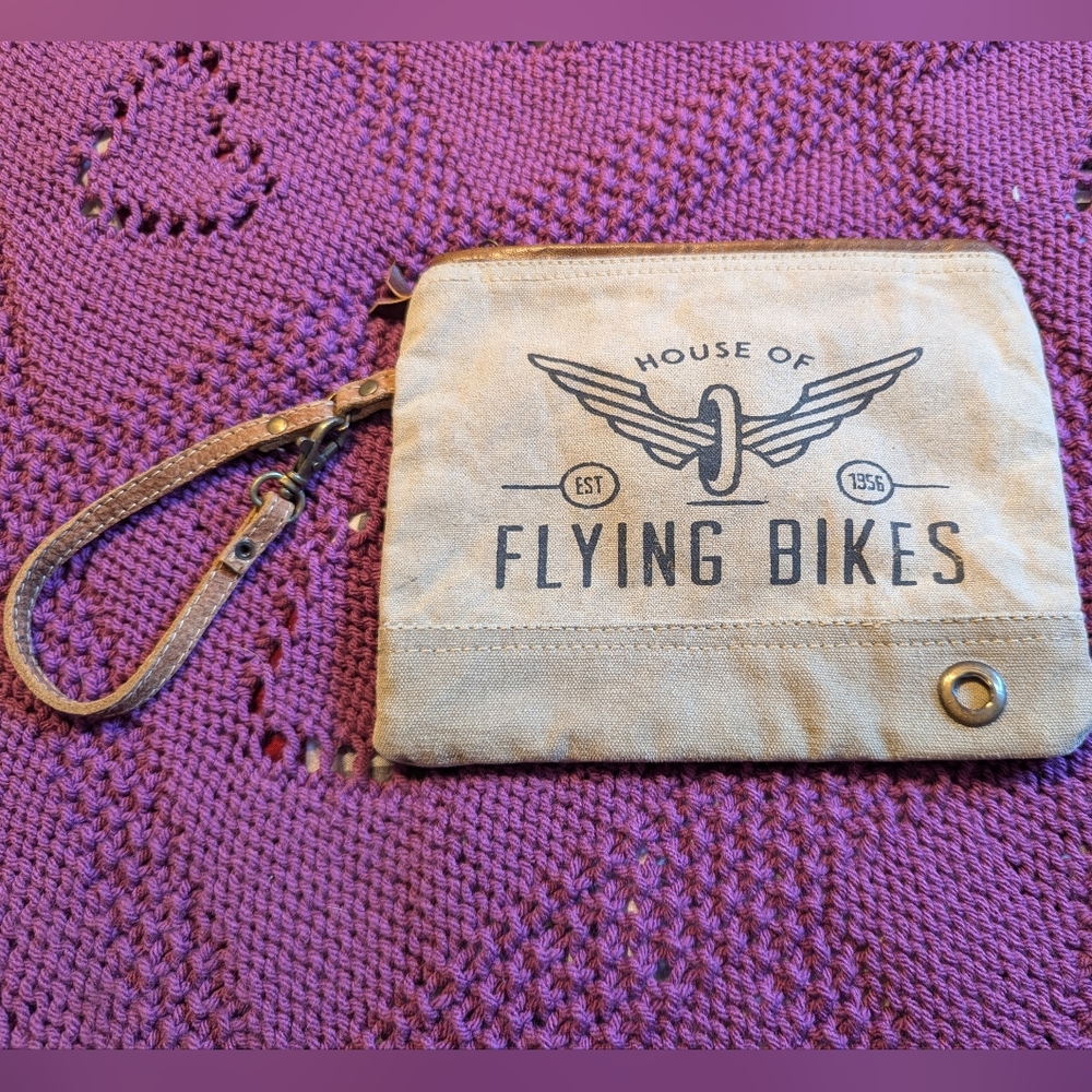 Myra Travel & Discover Wristlet